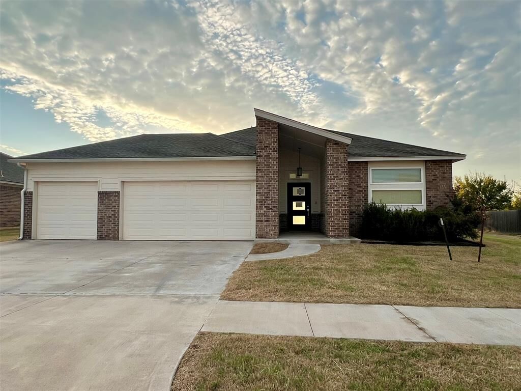 Property Photo: 1801 Sara Vista Drive OK 73099