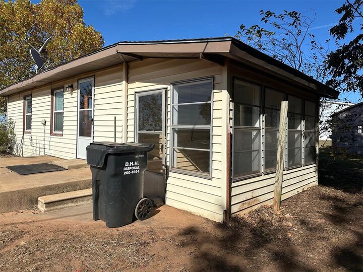 Property Photo:  1424 S Academy Road  OK 73044 