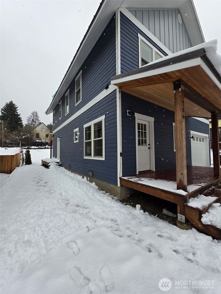 Property Photo:  206 W Montana Avenue  WA 98941 