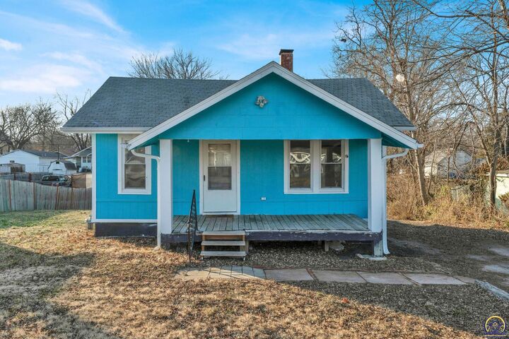 Property Photo:  2721 SE Colorado Ave  KS 66605 