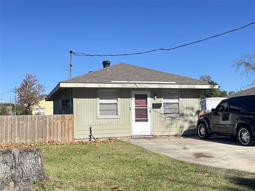 Property Photo:  713 Live Oak Street  LA 70601 