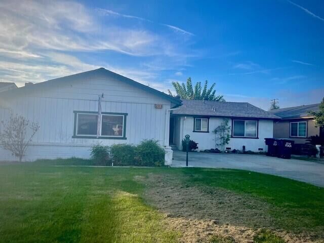 Property Photo:  2113 S Court Street  CA 93277 