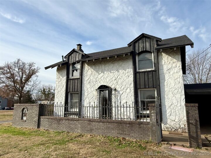 Property Photo: 1009 Seminary Avenue OK 74464