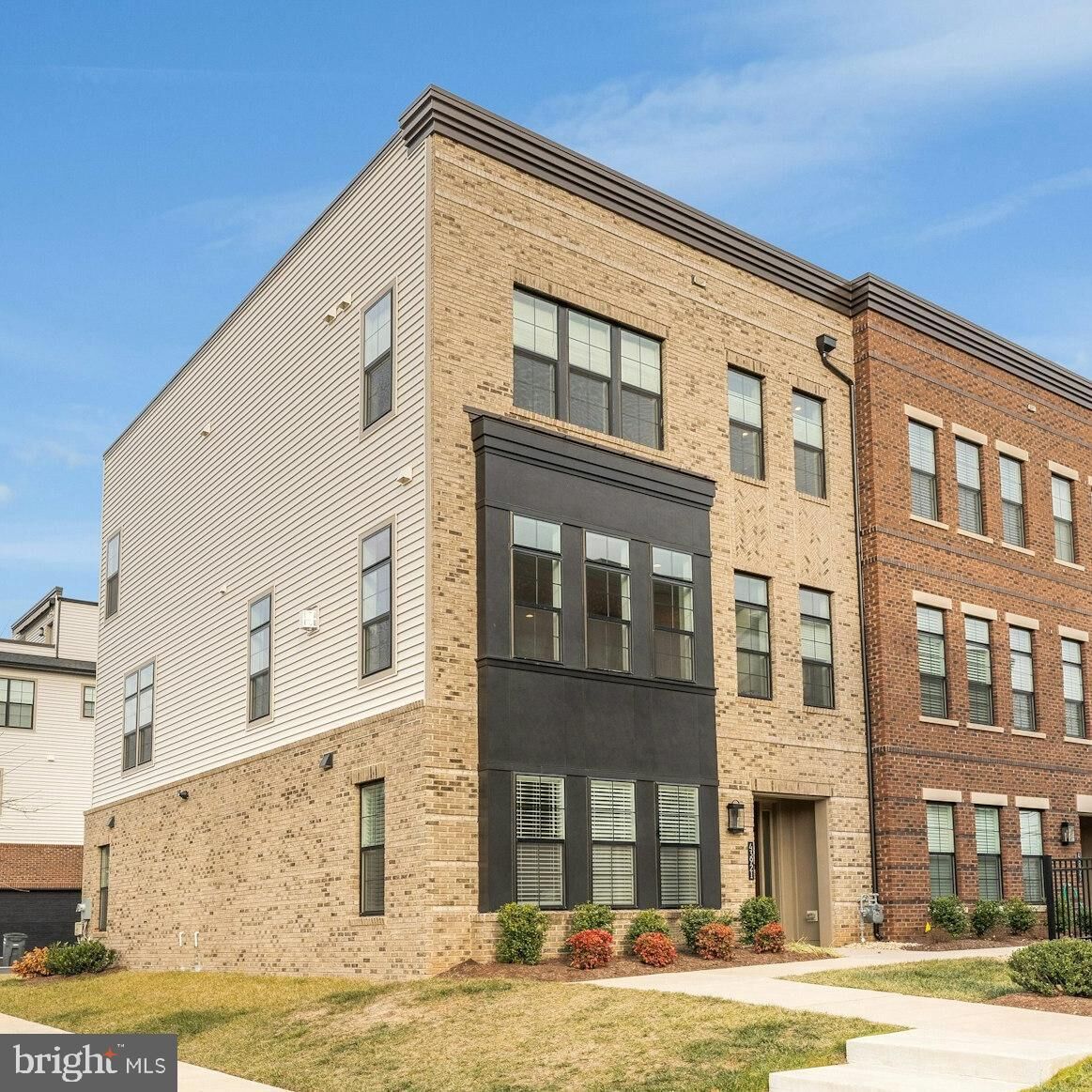 Property Photo: 43921 Hurleys Hunt Terrace VA 20147