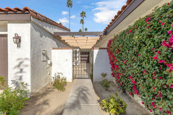 Property Photo:  84 Avenida Las Palmas  CA 92270 