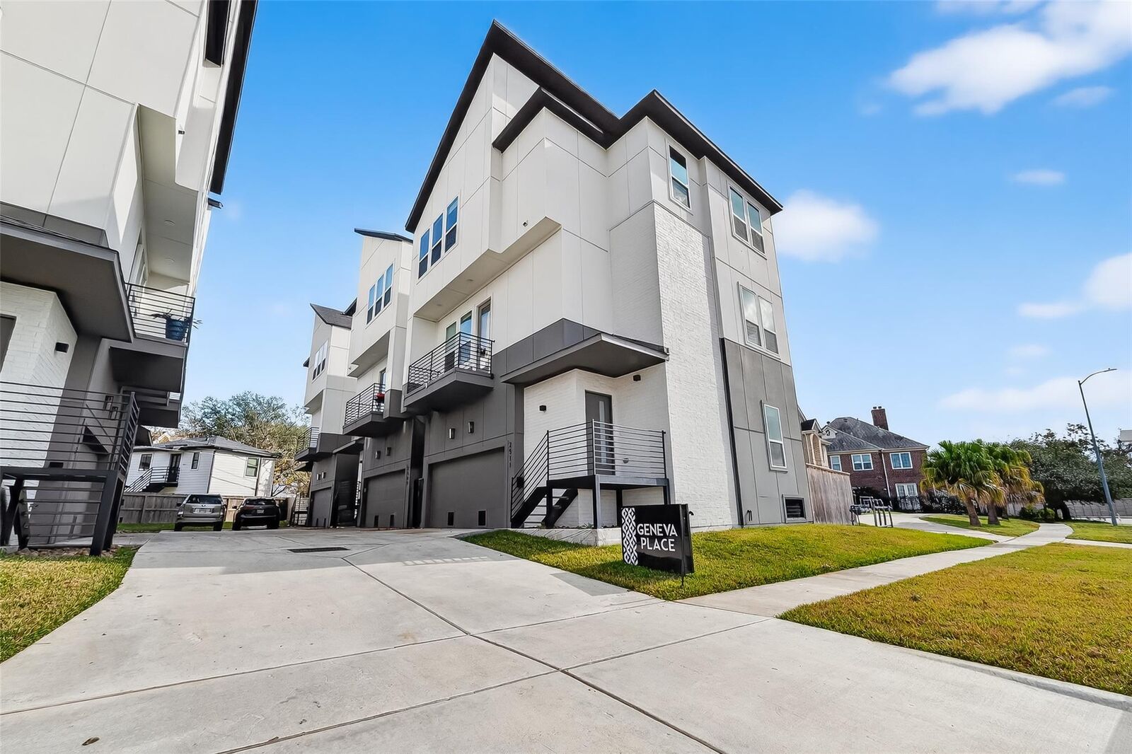 Property Photo: 2511 N Macgregor Way TX 77004