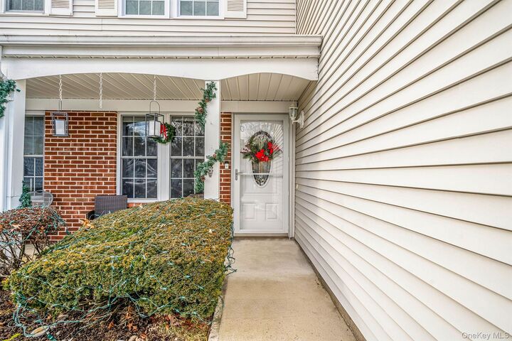 Property Photo:  189 Haddon Hollow Court  NY 11953 