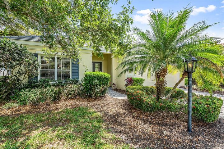Property Photo: 8416 Abingdon Court FL 34201