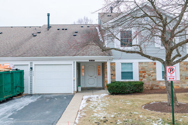 Property Photo:  225 Thornapple Court 225  IL 60089 