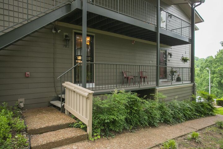 Property Photo: 702 Ashlawn Pl TN 37211