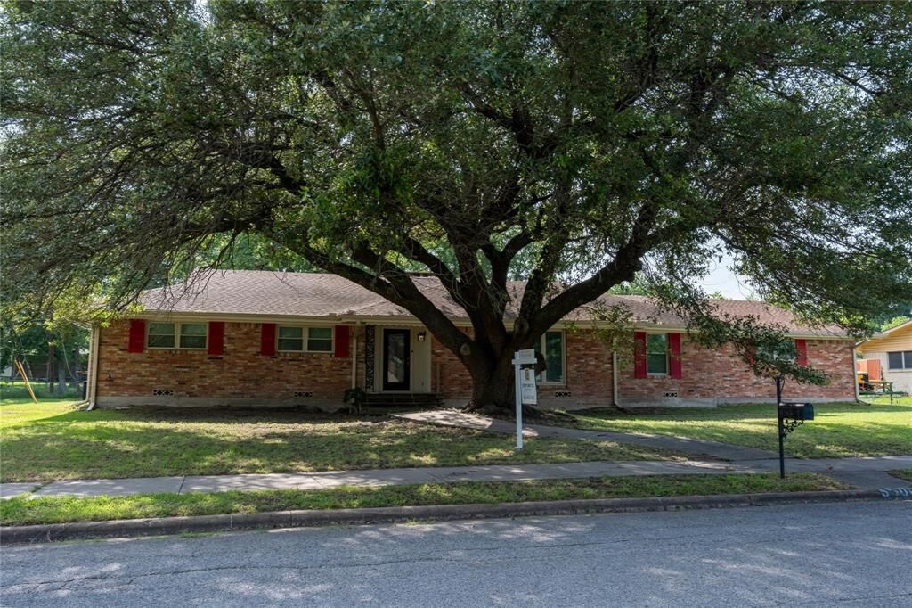Property Photo: 5500 Kayway Drive TX 75402