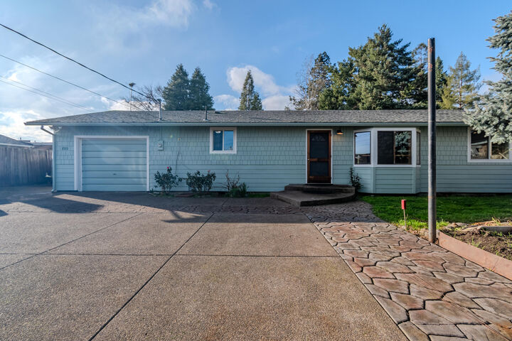 Property Photo: 2717 Elliott Avenue OR 97501