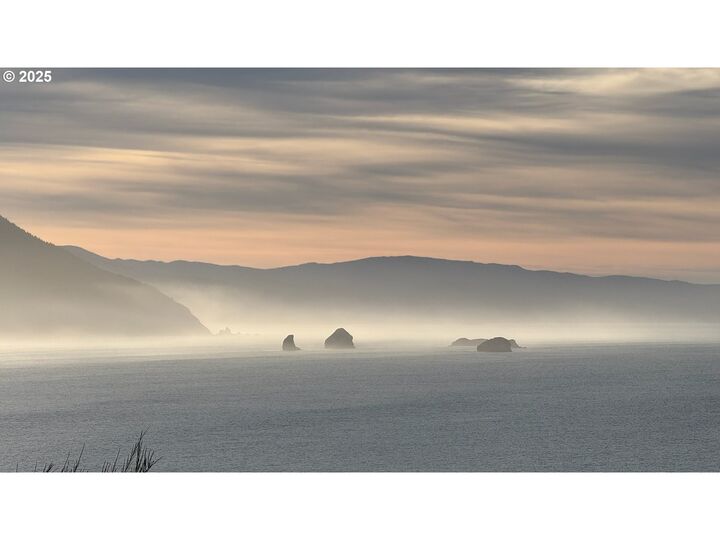 Property Photo: 805 King St OR 97465