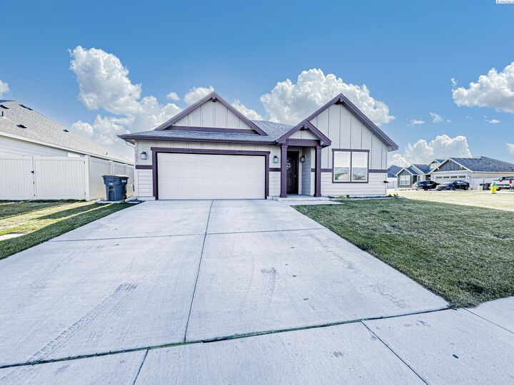 Property Photo:  1401 Centennial Ave  WA 98944 