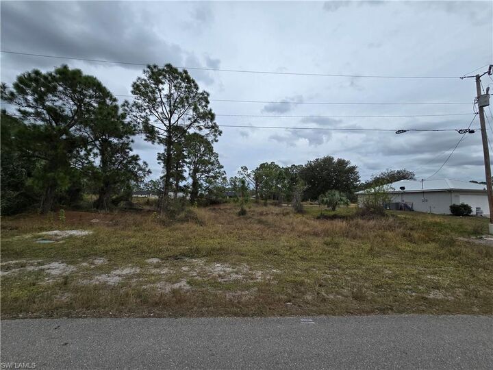 Property Photo:  687 Foxchase Dr  FL 33974 