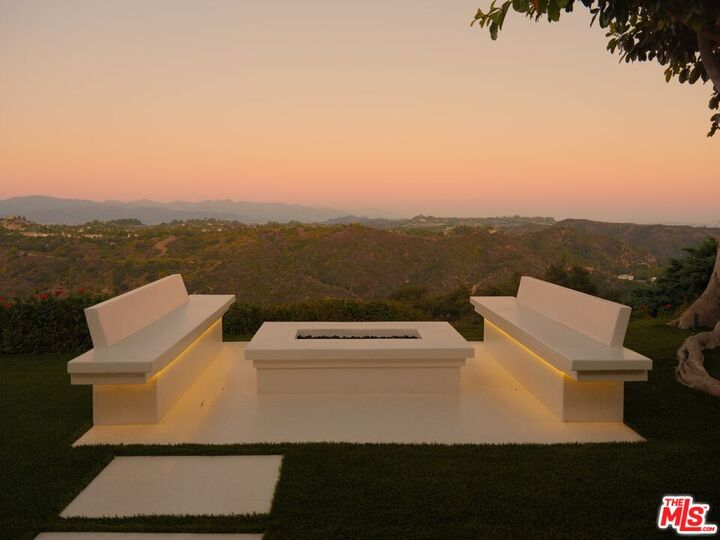 Property Photo:  2262 Stradella Rd  CA 90077 