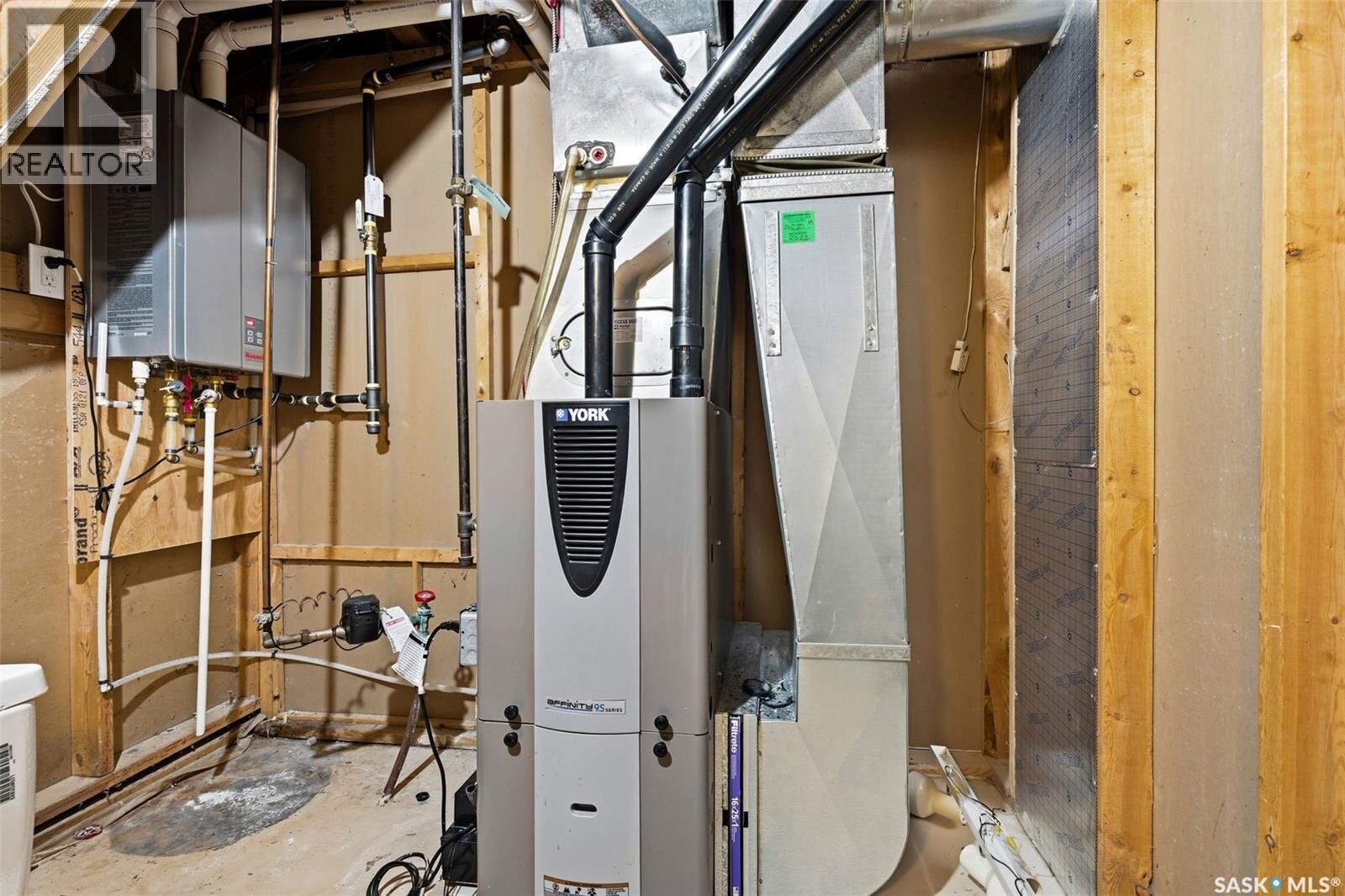 Property Photo:  874 Callander Crescent N  SK S4X 1Z4 