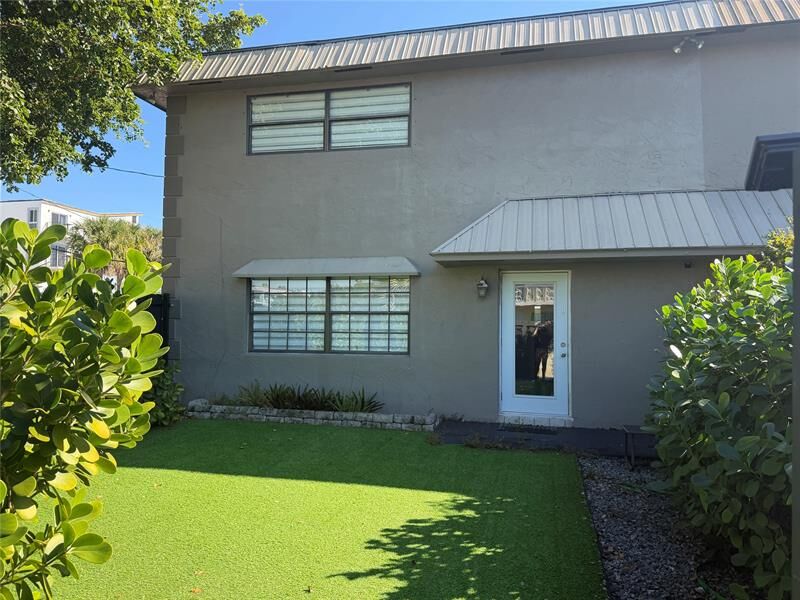 Property Photo:  608 NE 29th Dr 1  FL 33334 