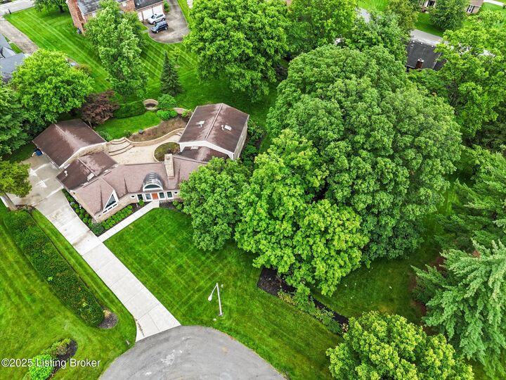 Property Photo: 1430 Oakmont Cir KY 40065