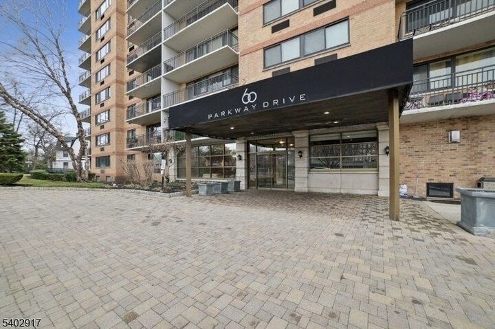 Property Photo:  60 Parkway Dr 10G  NJ 07017 