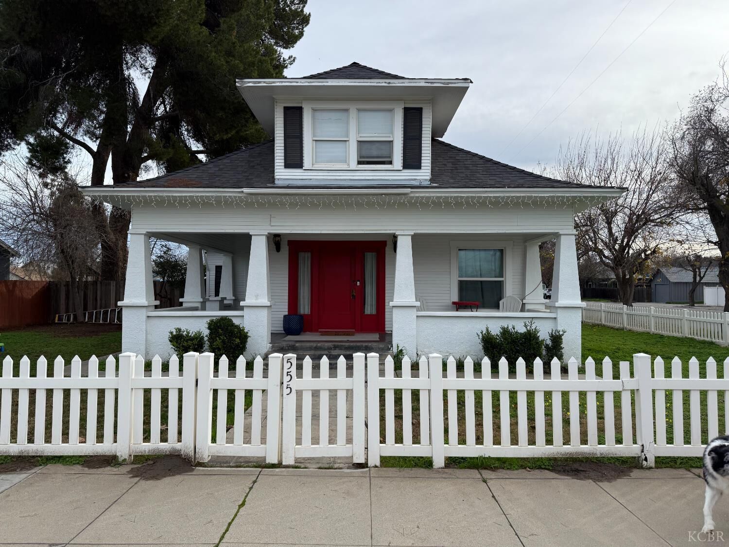 Property Photo:  555 W D Street  CA 93245 