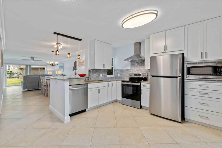 Property Photo:  5260 Gulf Of Mexico Drive 401  FL 34228 