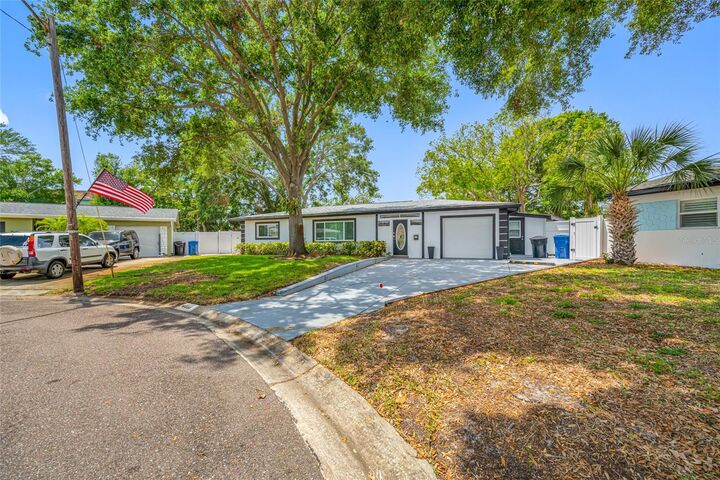 Property Photo: 8444 8th Way N FL 33702