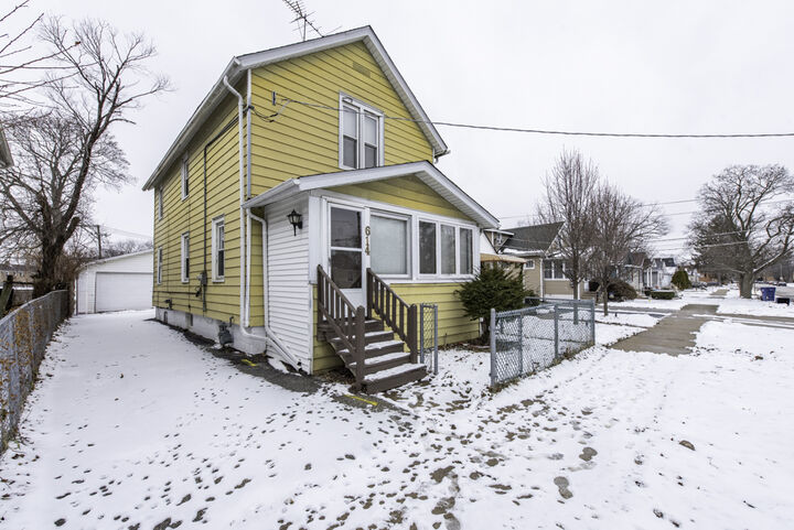 Property Photo: 614 Walnut Street IL 60085