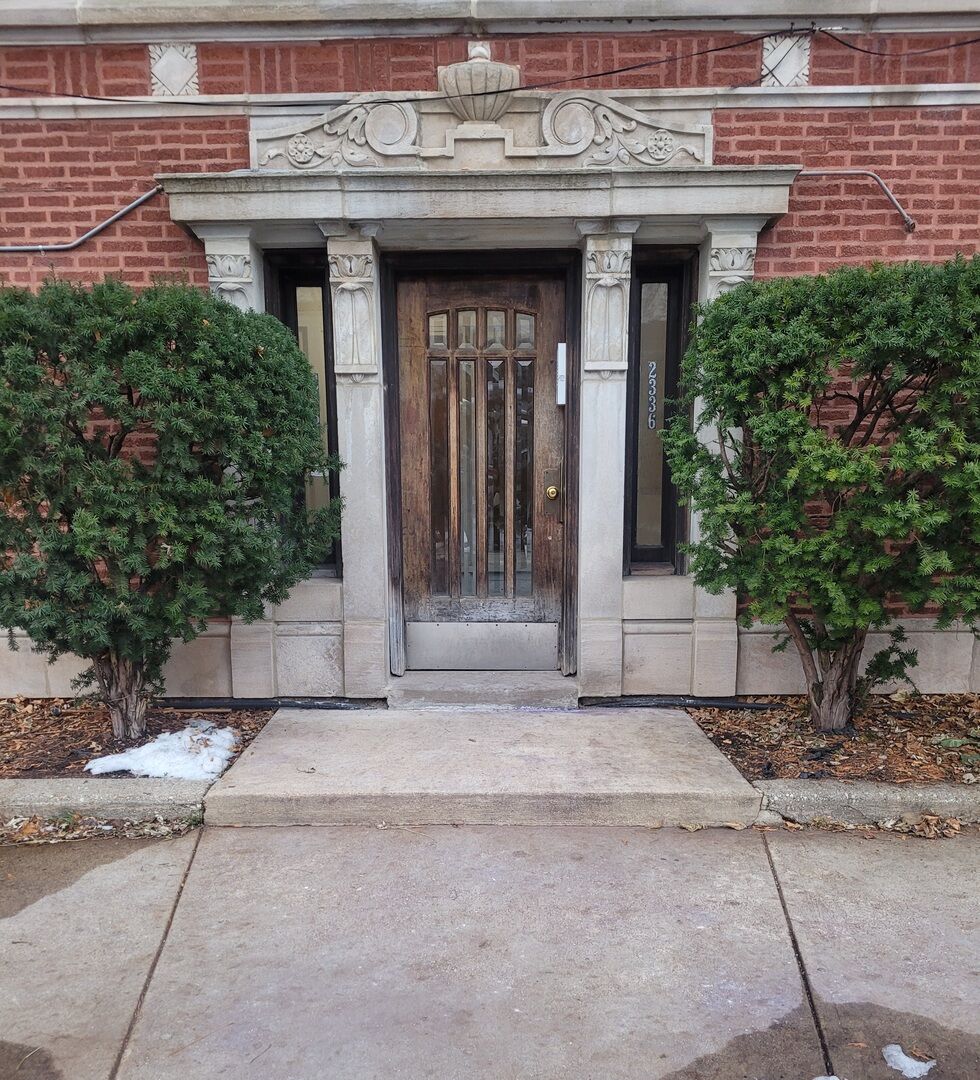 Property Photo: 2336 E 68th Street 2 IL 60649