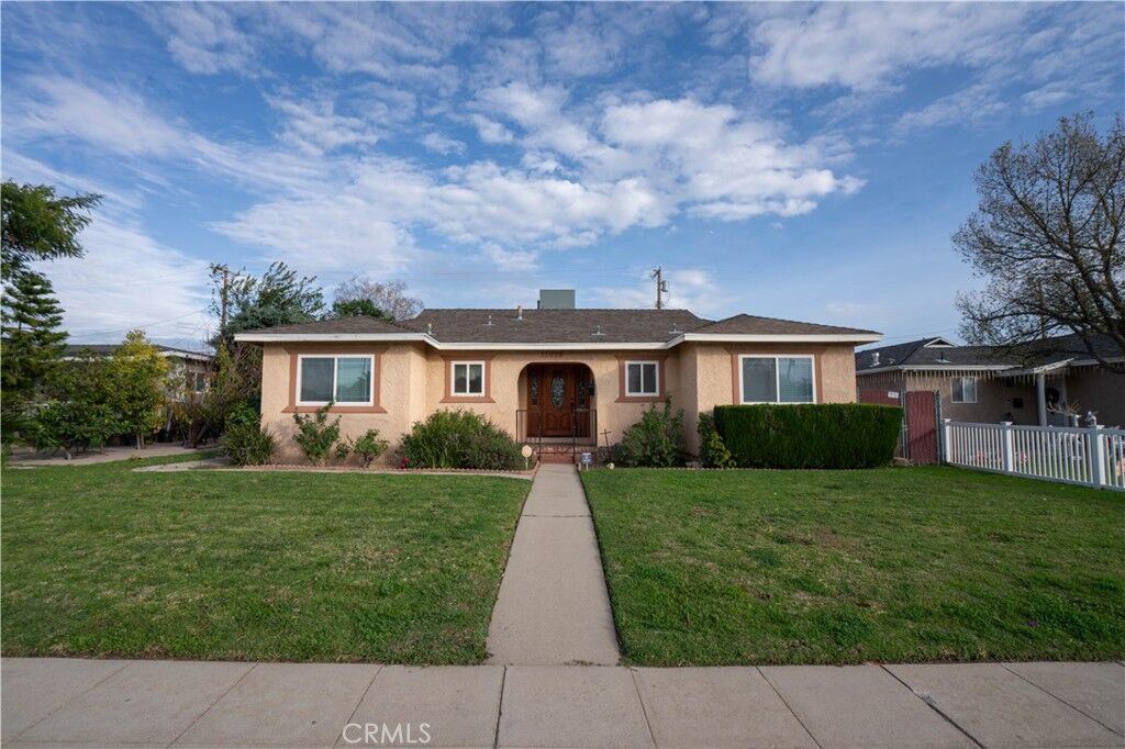 Property Photo: 11018 Woodley CA 91344