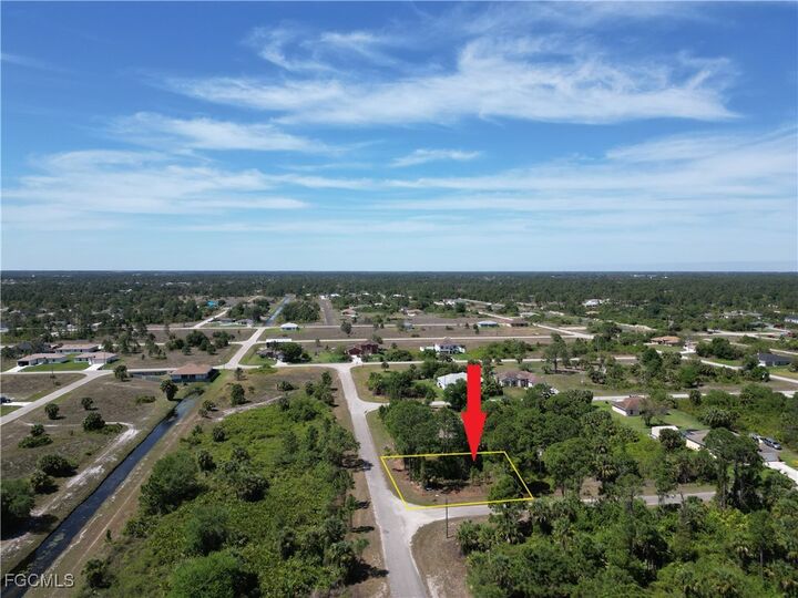 Property Photo:  920 Mayfield Avenue S  FL 33974 