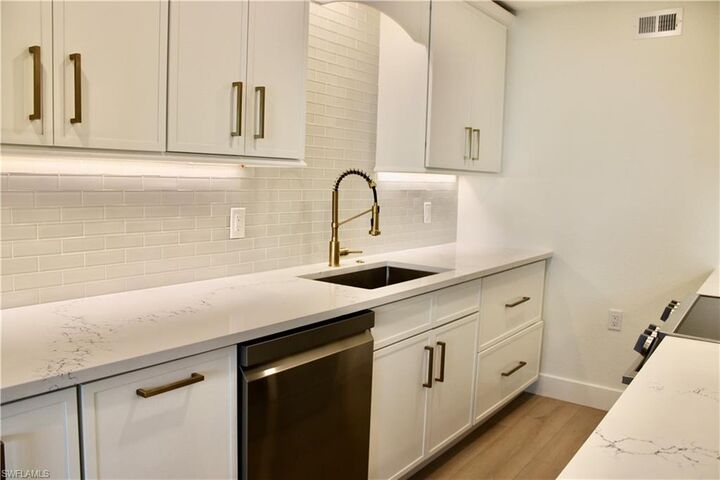 Property Photo:  333 Harbour Dr 109  FL 34103 