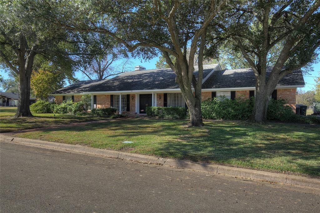 Property Photo:  121 Lewis Street  TX 75482 