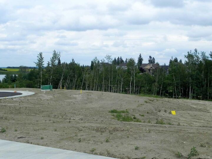 Property Photo: 6 Henners Place AB T4L 1Y9