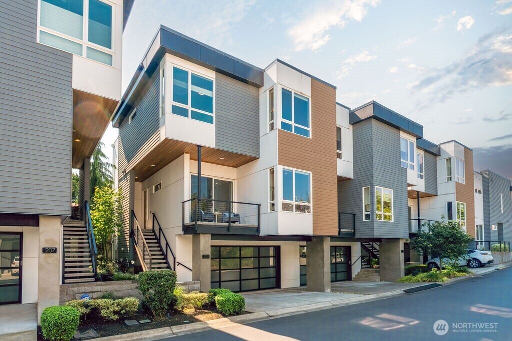 Property Photo:  205  4th Court S 13  WA 98033 