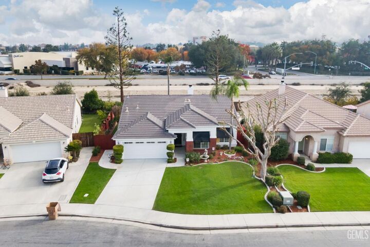 Property Photo:  310 Lewisham Street  CA 93311 