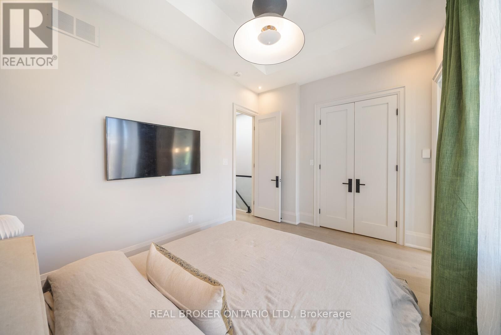 Property Photo:  172-174 Victoria Street  ON L3Y 4E1 