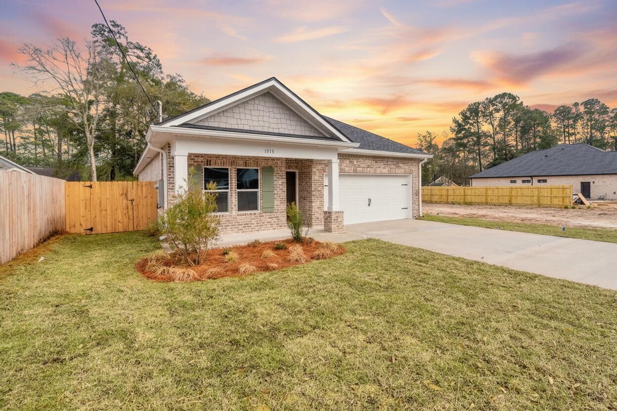 Property Photo:  1915 Redwood Avenue  FL 32578 