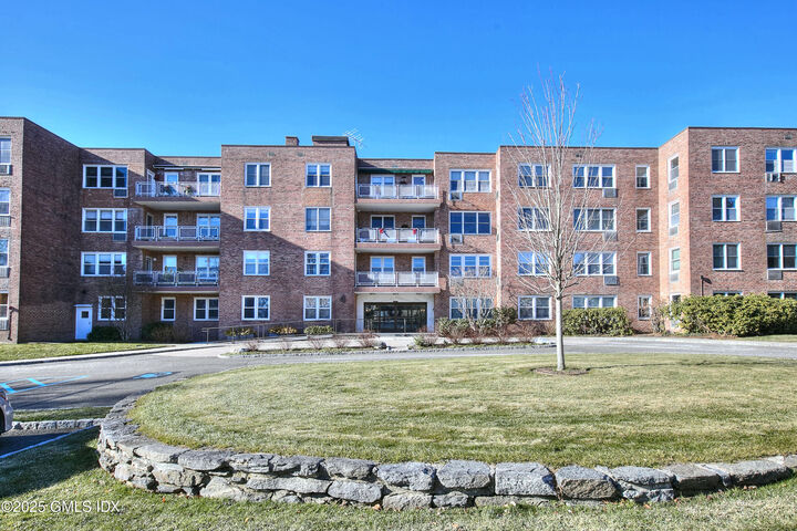 Property Photo:  4 Putnam Hill 2B  CT 06830 