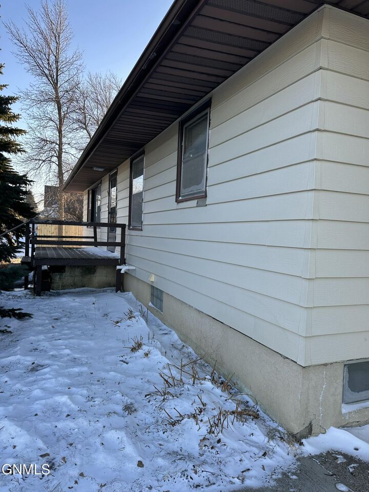 Property Photo:  208 S 7th Street S  ND 58563 