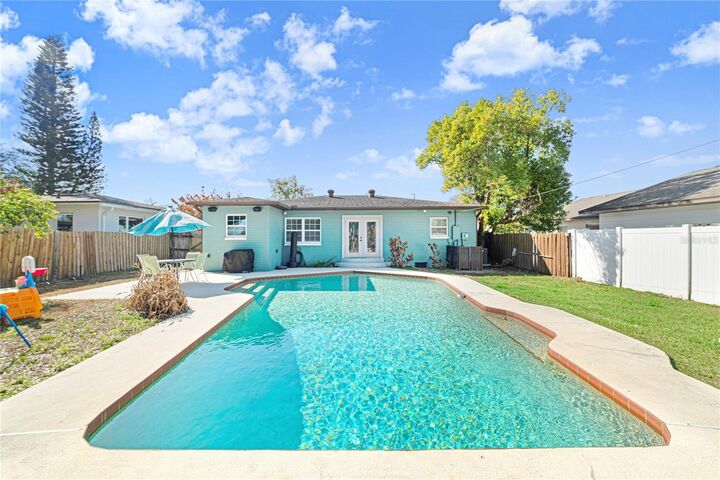 Property Photo: 835 Canovia Avenue FL 32804