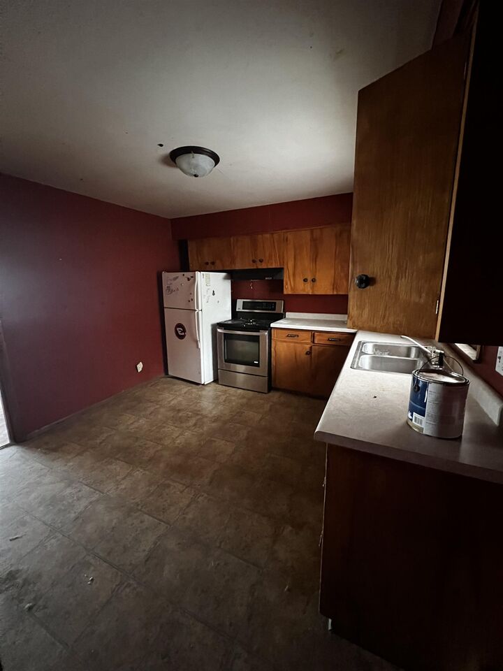 Property Photo:  912 12th Ave NW  ND 58703 