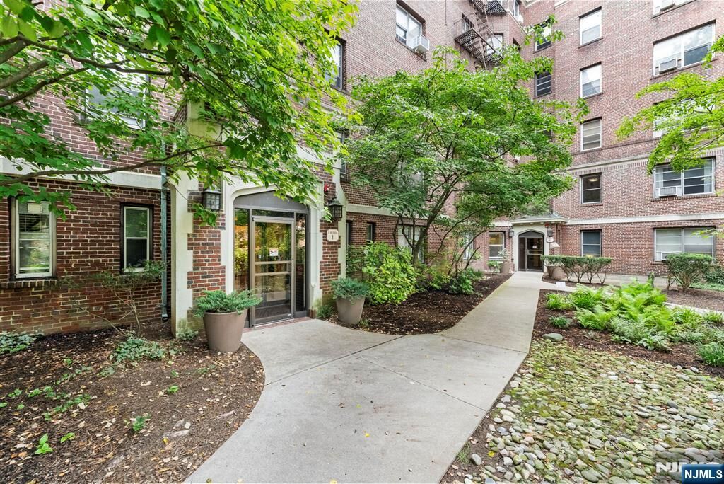 Property Photo:  100 E Palisade Avenue B22  NJ 07631 