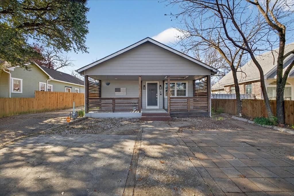 Property Photo: 1219 S Waverly Drive TX 75208