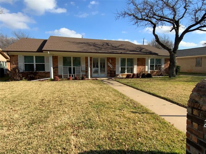 Property Photo:  2116 Stratford Drive  TX 76021 