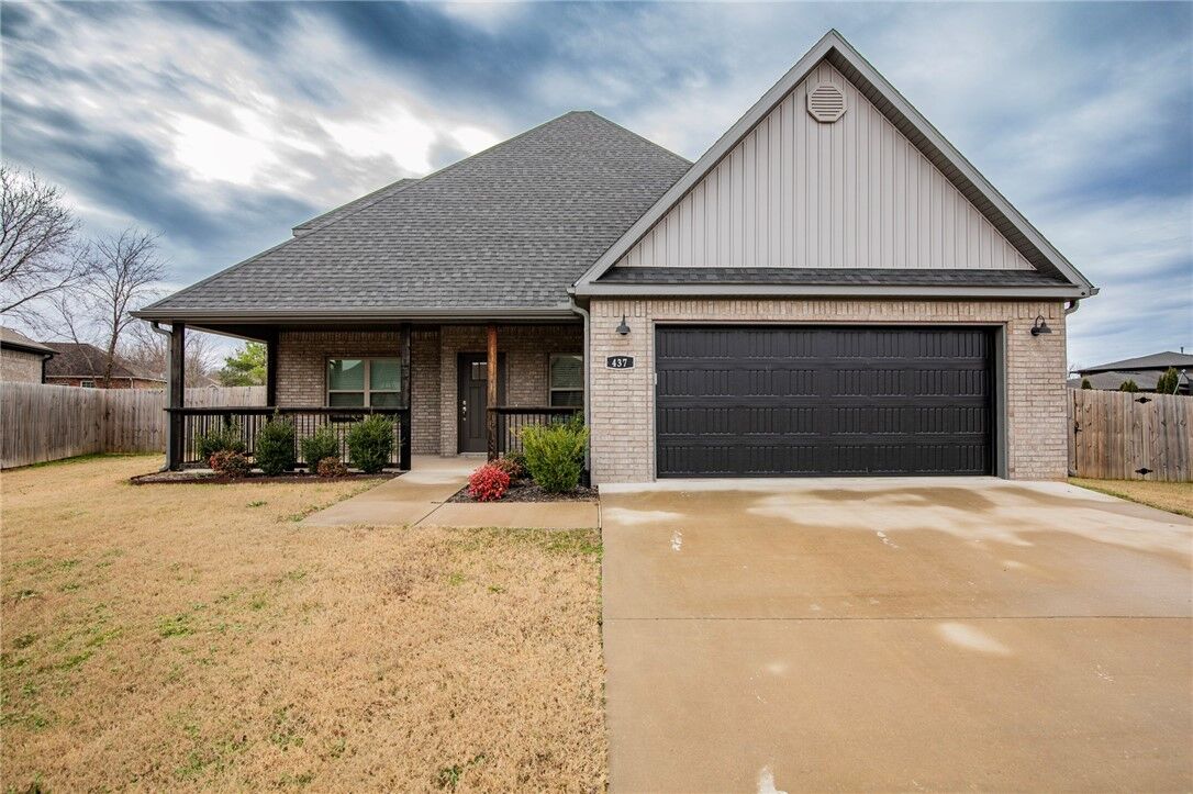 Property Photo:  437 Ramsey Street  AR 72734 