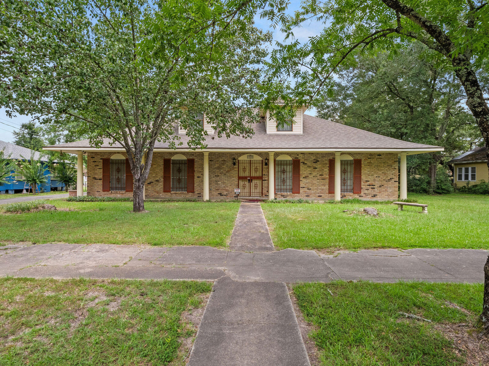Property Photo: 304 Broad LA 70634
