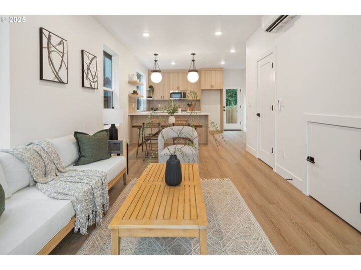 Property Photo:  4031 SE Tibbetts St  OR 97202 