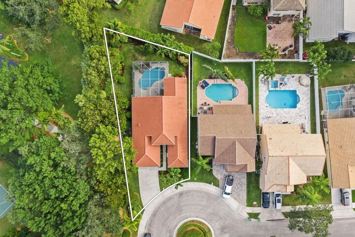 Property Photo:  690 Fox Creek Court  FL 33327 