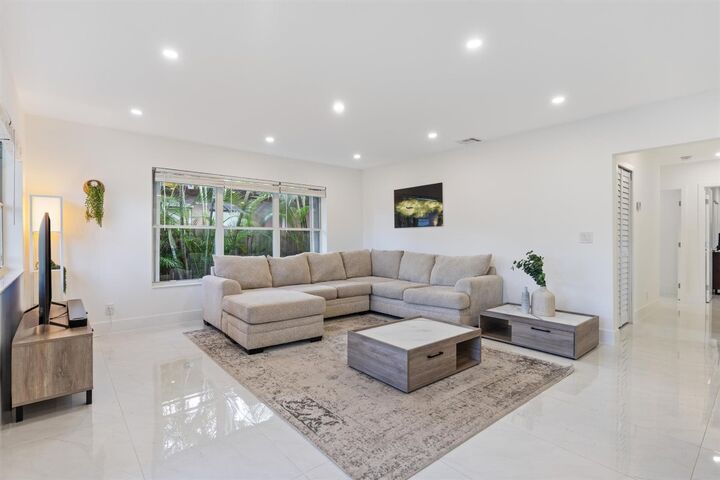 Property Photo: 1409 NE 2nd Avenue FL 33304